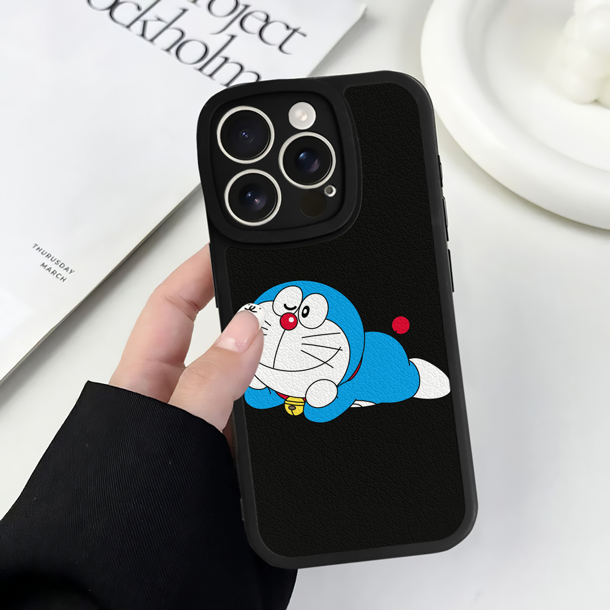 （画像用） ドラえもん Doraemon 【iPhone 16シリーズ対応】シリコンスマホケース（レザー調） 材質：シリコン